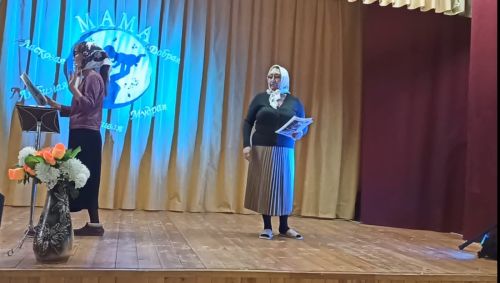 В Майдане мам поздравили песнями и стихами