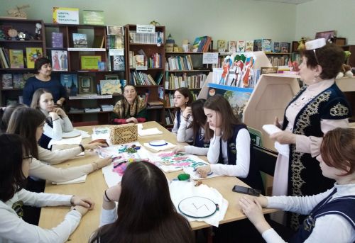 Макыл мәктәбенең укучылары милли бизәкләрнең серләре белән таныштырдылар