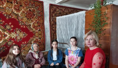 Коргузинцы навестили местную поэтессу Валентину Абызову