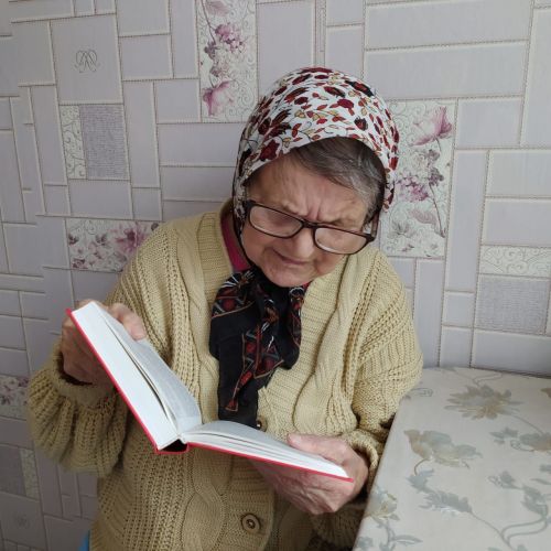 Соцработники читали книги своим подопечным