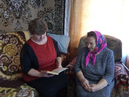 Соцработники читали книги своим подопечным