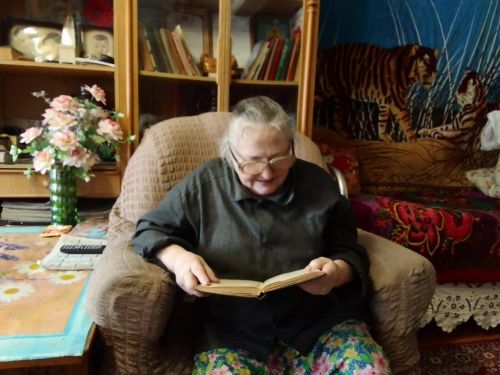 Соцработники читали книги своим подопечным