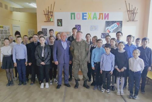 Выпускник Печищинской школы навестил учителей, приехав в отпуск из зоны СВО