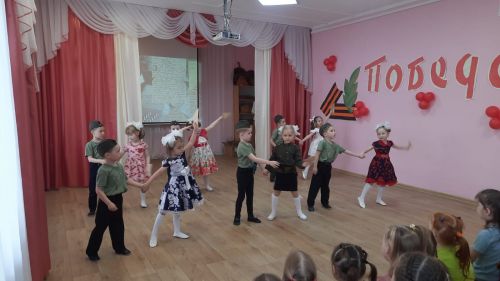 Воспитанники детсада встречали участников СВО с песнями и стихами
