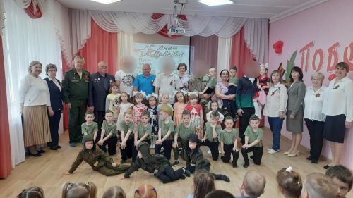 Воспитанники детсада встречали участников СВО с песнями и стихами