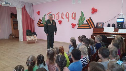 Воспитанники детсада встречали участников СВО с песнями и стихами