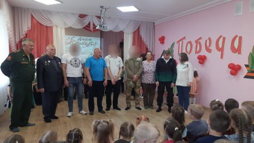 Воспитанники детсада встречали участников СВО с песнями и стихами