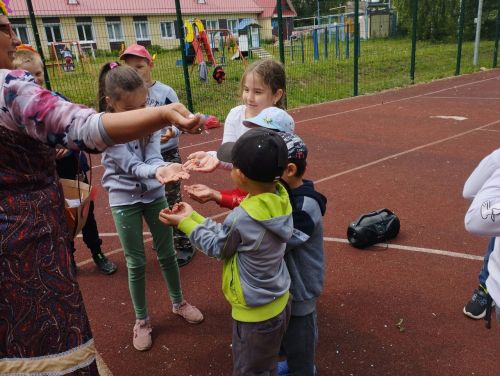 В Ямбулатове клоун Полосатик и местная детвора прогнали Бабу Ягу