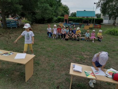 Сотрудники детской библиотеки напомнили дошколятам о правилах дорожного движения