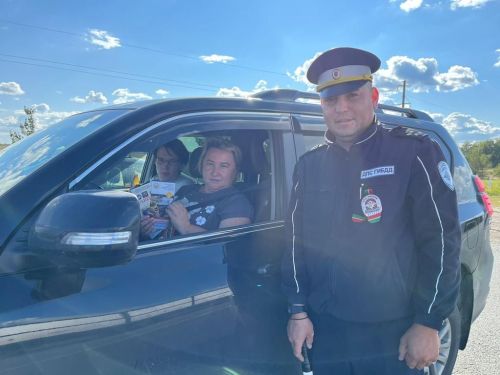 Автоинспекторы в Верхнеуслонском районе поздравили водителей с Днем Республики Татарстан