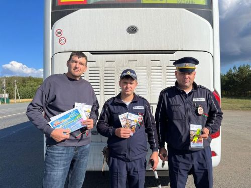 Автоинспекторы в Верхнеуслонском районе поздравили водителей с Днем Республики Татарстан