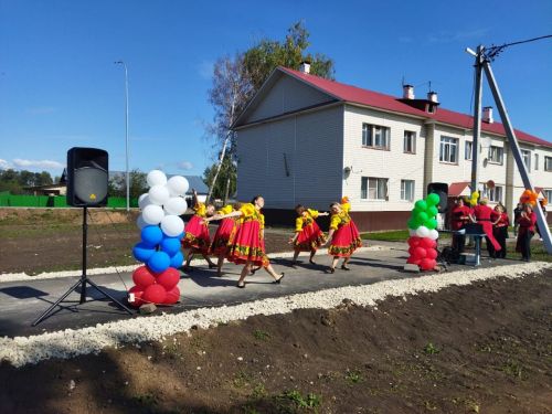 В Куралове торжественно открыли территорию, благоустроенную по программе «Наш двор»