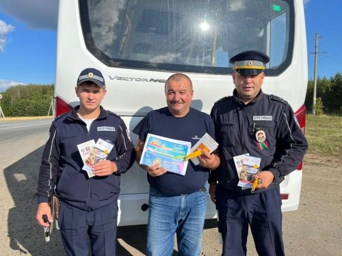 Автоинспекторы в Верхнеуслонском районе поздравили водителей с Днем Республики Татарстан