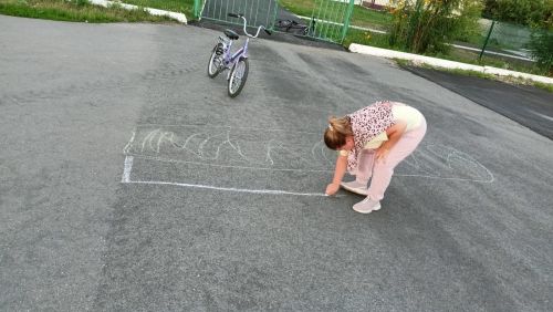В Кильдееве прошел конкурс рисунков на асфальте