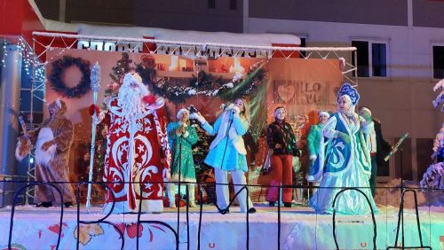 Новогодний концерт прошел у главной елки в Верхнем Услоне