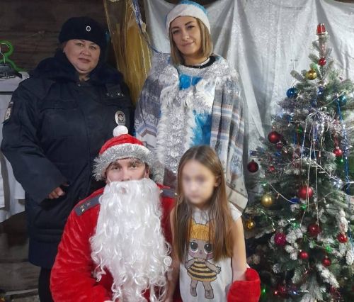 В Верхнеуслонском районе ребят поздравил полицейский Дед Мороз