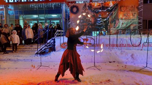 Новогодний концерт прошел у главной елки в Верхнем Услоне