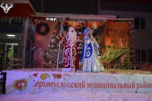 Новогодний концерт прошел у главной елки в Верхнем Услоне