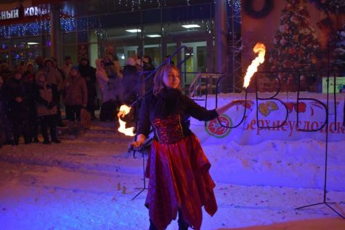 Новогодний концерт прошел у главной елки в Верхнем Услоне