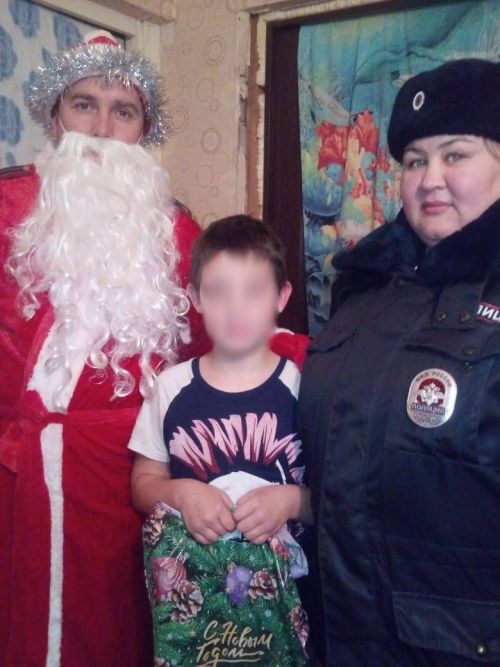 В Верхнеуслонском районе ребят поздравил полицейский Дед Мороз