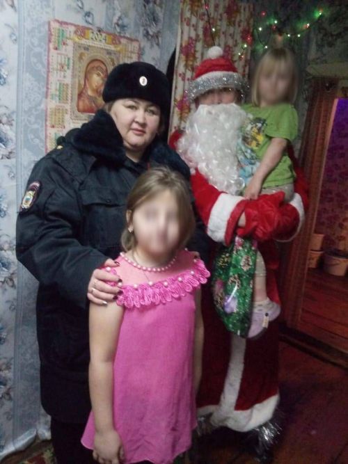 В Верхнеуслонском районе ребят поздравил полицейский Дед Мороз