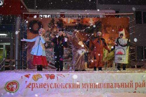 Новогодний концерт прошел у главной елки в Верхнем Услоне