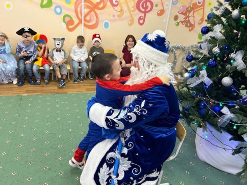 Воспитанники «Солнышка» попрощались с новогодней елочкой