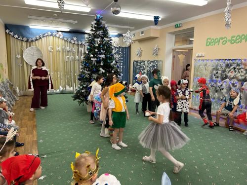 Воспитанники «Солнышка» попрощались с новогодней елочкой