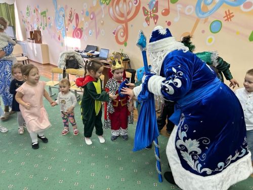 Воспитанники «Солнышка» попрощались с новогодней елочкой