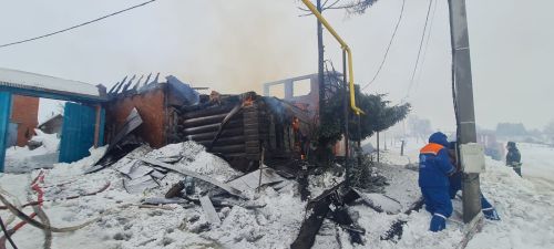 В Шеланге огнём уничтожен дом, досталось и соседскому сараю