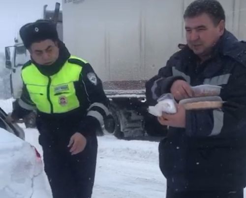 Автоинспекторы в Верхнеуслонском районе обеспечили водителей продуктами питания