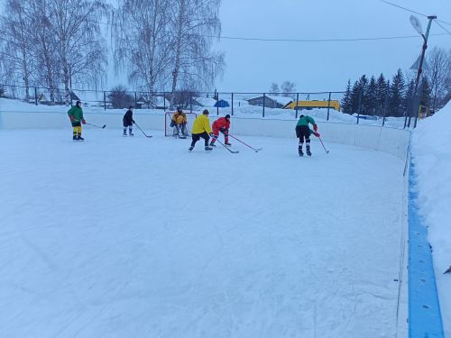 В Макулове продолжается хоккейный турнир