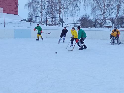 В Макулове продолжается хоккейный турнир