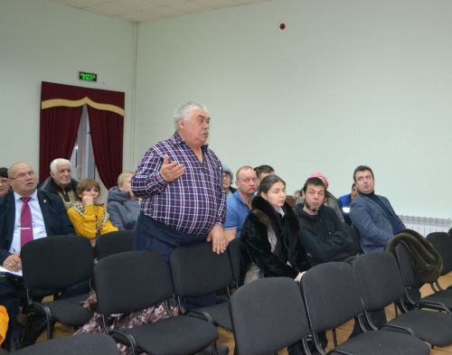 На сходе в Шеланге было «жарко» от вопросов, которые поднимали жители
