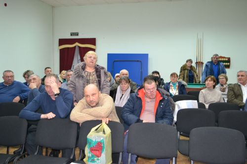На сходе в Шеланге было «жарко» от вопросов, которые поднимали жители