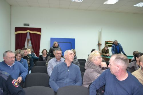 На сходе в Шеланге было «жарко» от вопросов, которые поднимали жители