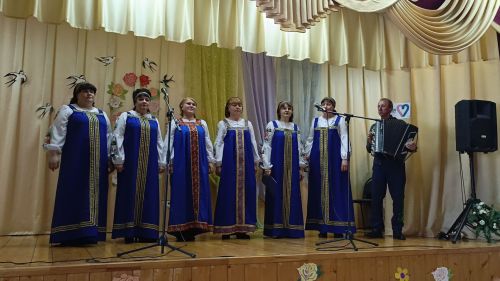 В Кильдееве прекрасную половину села поздравили с весенним праздником