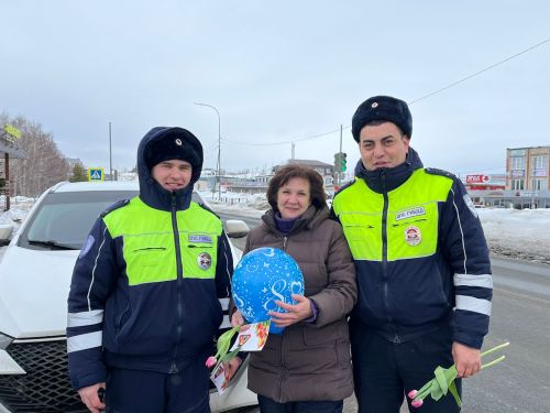 Сотрудники ГИБДД в Верхнем Услоне провели акцию «Цветы для автоледи»