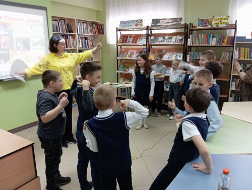 В библиотеке Верхнего Услона школьникам рассказали, что такое доброта