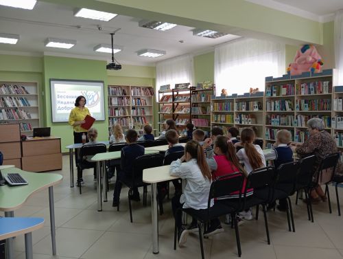 В библиотеке Верхнего Услона школьникам рассказали, что такое доброта