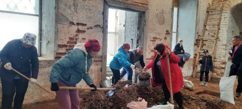 Жители Кильдеева провели субботник в храме Троицы Живоначальной