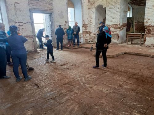 Жители Кильдеева провели субботник в храме Троицы Живоначальной