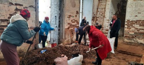 Жители Кильдеева провели субботник в храме Троицы Живоначальной