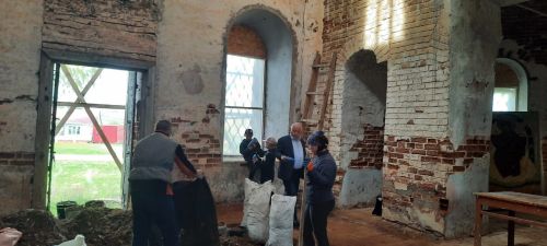 Жители Кильдеева провели субботник в храме Троицы Живоначальной