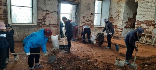 Жители Кильдеева провели субботник в храме Троицы Живоначальной