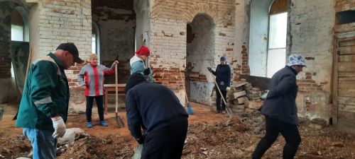 Жители Кильдеева провели субботник в храме Троицы Живоначальной