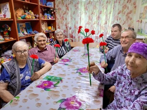 Кызыл канәфер - бәйрәм символы