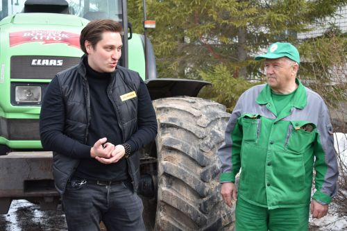 Руководство компании «Красный Восток Агро» передало Матюшинской школе трактор