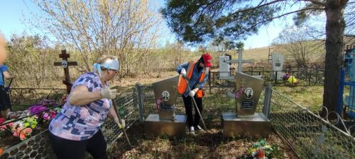 В Соболевском волонтеры навели порядок на могилах ветеранов Великой Отечественной войны