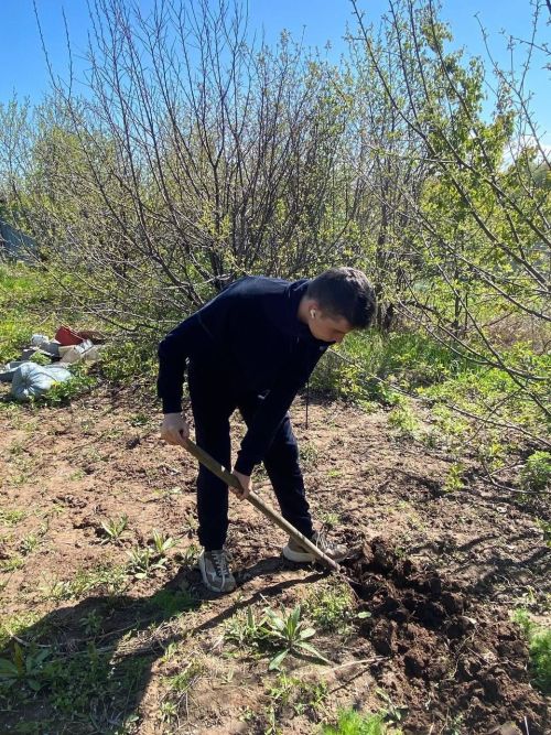 Активисты «Движения Первых» и юнармейцы из Верхнего Услона навестили маму Героя России
